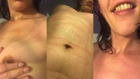 mon corps nue et griffe sous le ruissellement de l’eau chaude de la douche