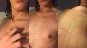 mon corps nue et griffe sous le ruissellement de l’eau chaude de la douche