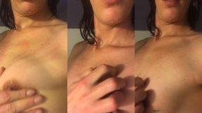 mon corps nue et griffe sous le ruissellement de l’eau chaude de la douche