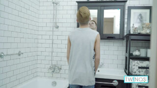 Brunetka asijská Randi Freja si dává nedbalý orální sex a masturbuje, než si vezme anál bez sedla od zarostlého zrzavého hřebce