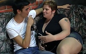 He screws fat chick in the pub