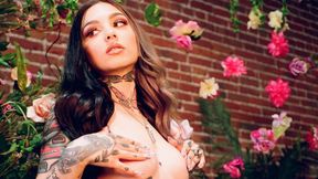 Confident naked hottie shows her tattoos