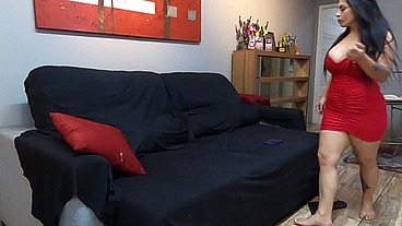 Mamãe e enteado compartilham um sofá