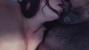 Ruiva MILF deliciosa ensinando como dar prazer chupando mamilos masculinos