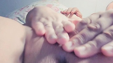 Ruiva MILF deliciosa ensinando como dar prazer chupando mamilos masculinos