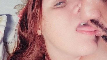 Ruiva MILF deliciosa ensinando como dar prazer chupando mamilos masculinos