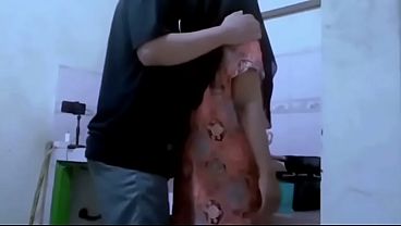 Merayu Ibu mertua saat dia di dapur. Mumpung istri tidak ada di rumah, aku ajak Ibu mertuaku ngentot