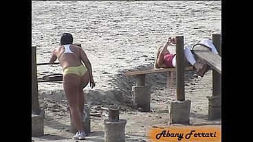 Shortinho Socado e Malhando o Bumbum na Praia