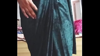 Indian Gay Crossdresser Gaurisissy looking hot in Black Saree