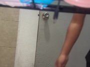 Miando después de beber mucha cerveza