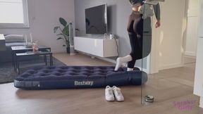 Sneaker-Girl Mia Moon - Air Matress Stress Test