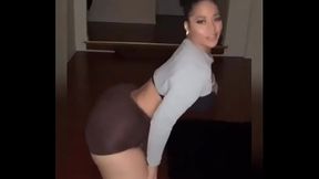 Morena cavala de shortinho