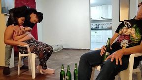 Mi mejor amigo le gusta ser el cornudo mientra estamos viendo un partido el se descuida y comienzo a meterle mano a su esposa luego se da de cuenta y al le gusta ver como otro hombre se coge a su esposa frente a el