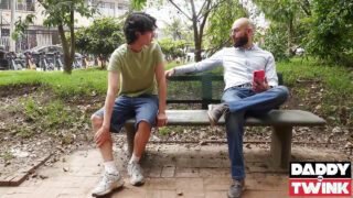 Danny Collins với dương vật to được bác sĩ lớn tuổi liếm và quan hệ tình dục qua đường hậu môn không dùng bao cao su.