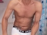 Francesco Mancino si fa la doccia e si mette la crema