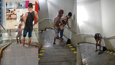 Comi o cu do novinho na escadaria do shopping