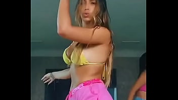 Vanessa Lopes mostrando sua  buceta em shortinho colado