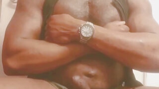 Domácí amatérští zralí tatínkové s velkými penisy si navzájem šukají zadky