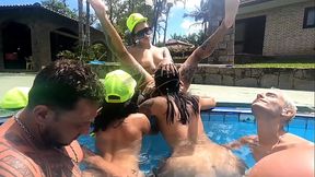 Festa na piscina, todo mundo pelado e se pegando dentro d'_&aacute_gua, v&aacute_rias gostosas! Parte 2