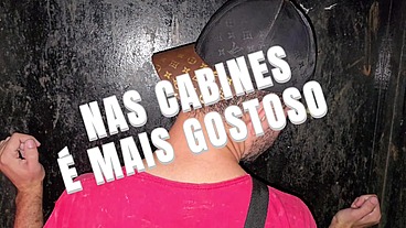 Puta não se contentou em chupar piroca no glory hole e deu gostoso dentro da cabine.