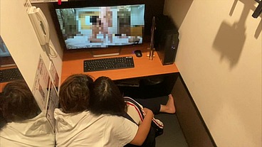 付き合って間もないサッカー部マネージャーとキャプテンはネカフェデートでAV鑑賞。ムラムラして2人は初めてSEXする2人。