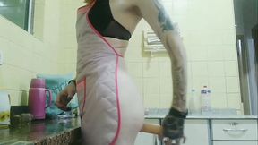 Sissy Mavka bebendo porra no copinho