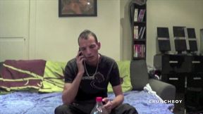 deux badboys baisent dans le lit en sneaker