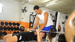 Homem Gay Fodendo na academia com o personal. dando o cu bem gostoso e chupando piroca at&eacute_ engasgar. Sexo gay na academia, com machos suados loucos pancher a boca de por dar o cu at&eacute_ a &uacute_ltima prega.