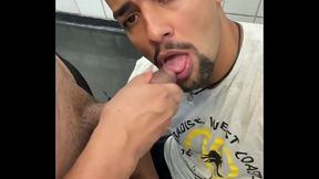 CHUPOU O RABO E METEU ROLA NO SAFADO, AINDA TOMOU LEITE DO PASSIVO.