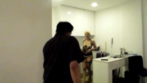 104 -encontre un vecino nuevo en el asensor y le dije que venga a casa para cojerlo lindo cuando no esten mis maridos