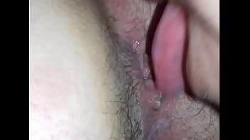 Comiendole el culito a una pendejita