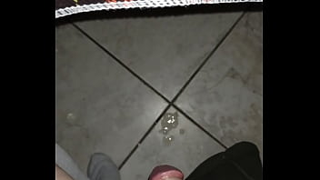Mi masturbo mentre guardo un film .    I masturbate while watching a movie