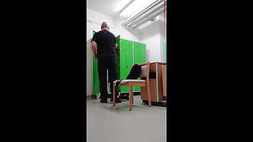 Erotischer Feierabend in der Umkleide