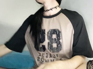 TRANSEXUAL FEMENINA MOSTRANDO Y JUGANDO CON SU CHOCHITO ROSADO