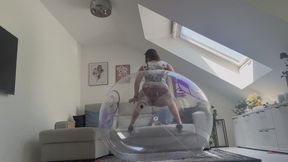 Einen durchsichtigen Wasserball reiten und entleeren