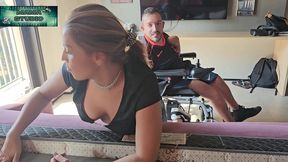 faxineira safada de saia curta limpando a casa provoca cadeirante tarado recebe pagamento com pau na sua buceta