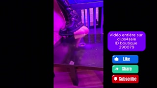 Je libère mon soumis de chasteté en éclatant sa bite et ses couilles en cage sous mes bottes