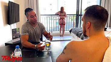 Fiquei sozinha com amigo roludo do meu marido e olha o que aconteceu