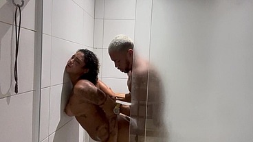 Casal apaixonado faz sexo no chuveiro