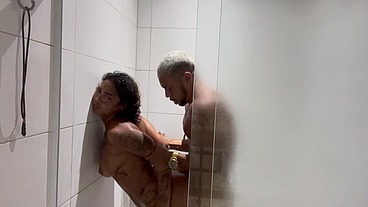 Casal apaixonado faz sexo no chuveiro