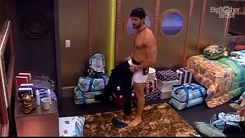 BBB18 - Lucas tomando banho e volume na cueca branca - Insta: @musculoduroblog