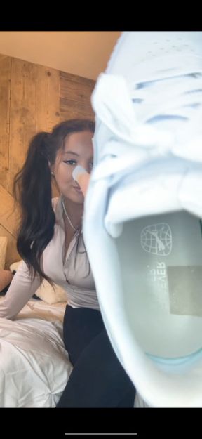 HOT GYM BRAT REALISES HER PERSONAL TRAINER HAS A FOOT FETISH