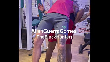 O lutador de MMA Allan guerra pegou o neg&atilde_o pra treinar e acabou em broderagem na sauna da academia