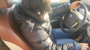 Miss Minniexxx drives in city traffic