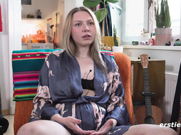 Ersties - Nelio treibt es mit Glasdildo auf dem Tisch in der WG-Küche