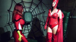 Các cosplayer Scarlet Witch và Spider Woman đụ nhau bằng dây đeo