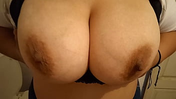 Tetas en el ba&ntilde_o parte 2