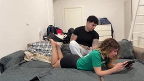 AMATORIALE ITALIANO CON DIALOGHI Ragazza Nerd viene Scopata mentre gioca a Minecraft