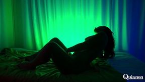 The neon lights only give the reflection that I want you to see it, but with you I want everything, I am a very hot girl who needs erotic dances to feel pleased.