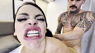 Paolla Hotwife fode gostoso com carioca safado. A puta casada não perde a oportunidade de se satisfazer com uma pica dura. E o marido dela, sempre sentindo o cheiro do chifre ao vivo
